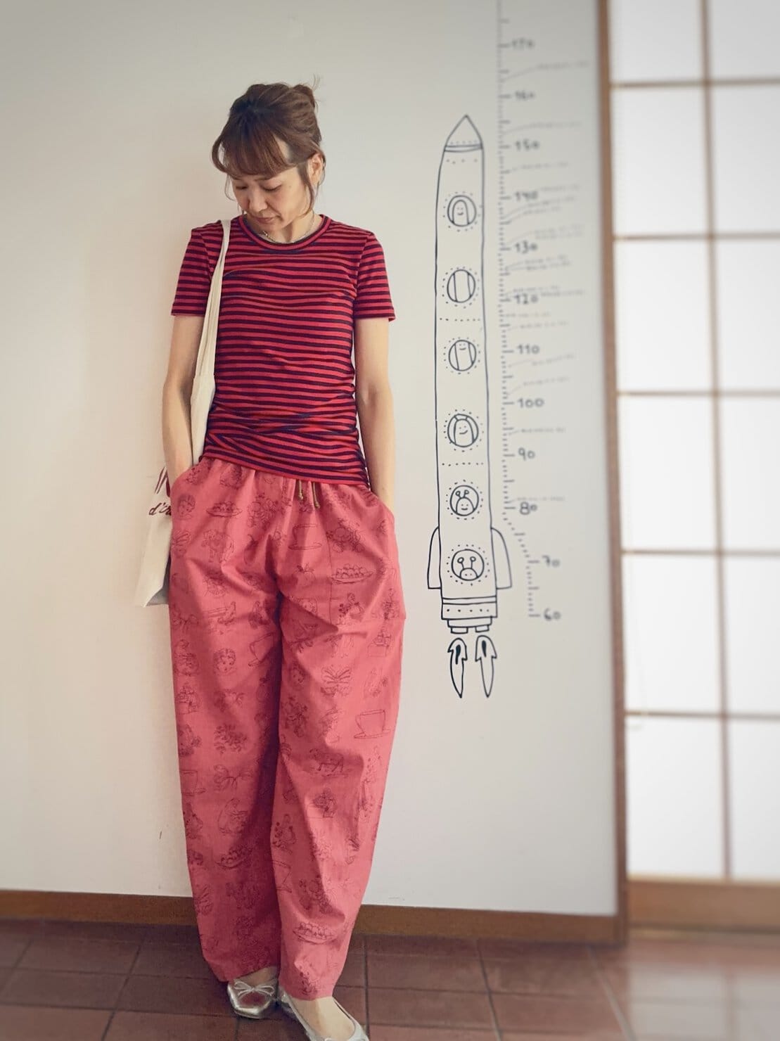 赤紺ボーダーカットソーにピンクの柄パンツを合わせたワントーンコーデ