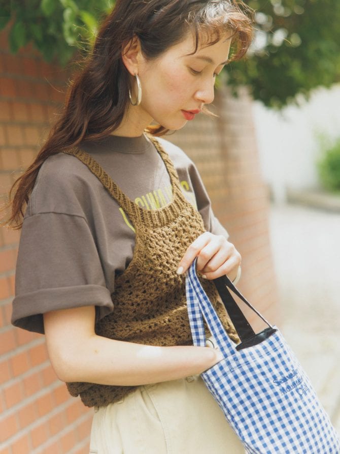 マイディのベストをTシャツに重ねた大人女性の夏の装い
