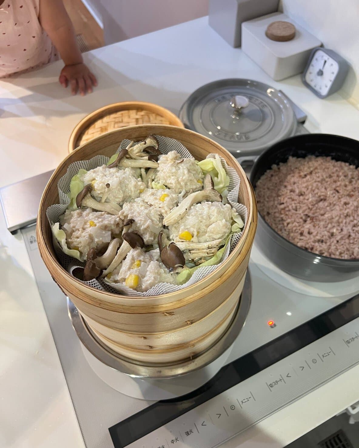 せいろで蒸した鳥つくねと野菜のヘルシー料理