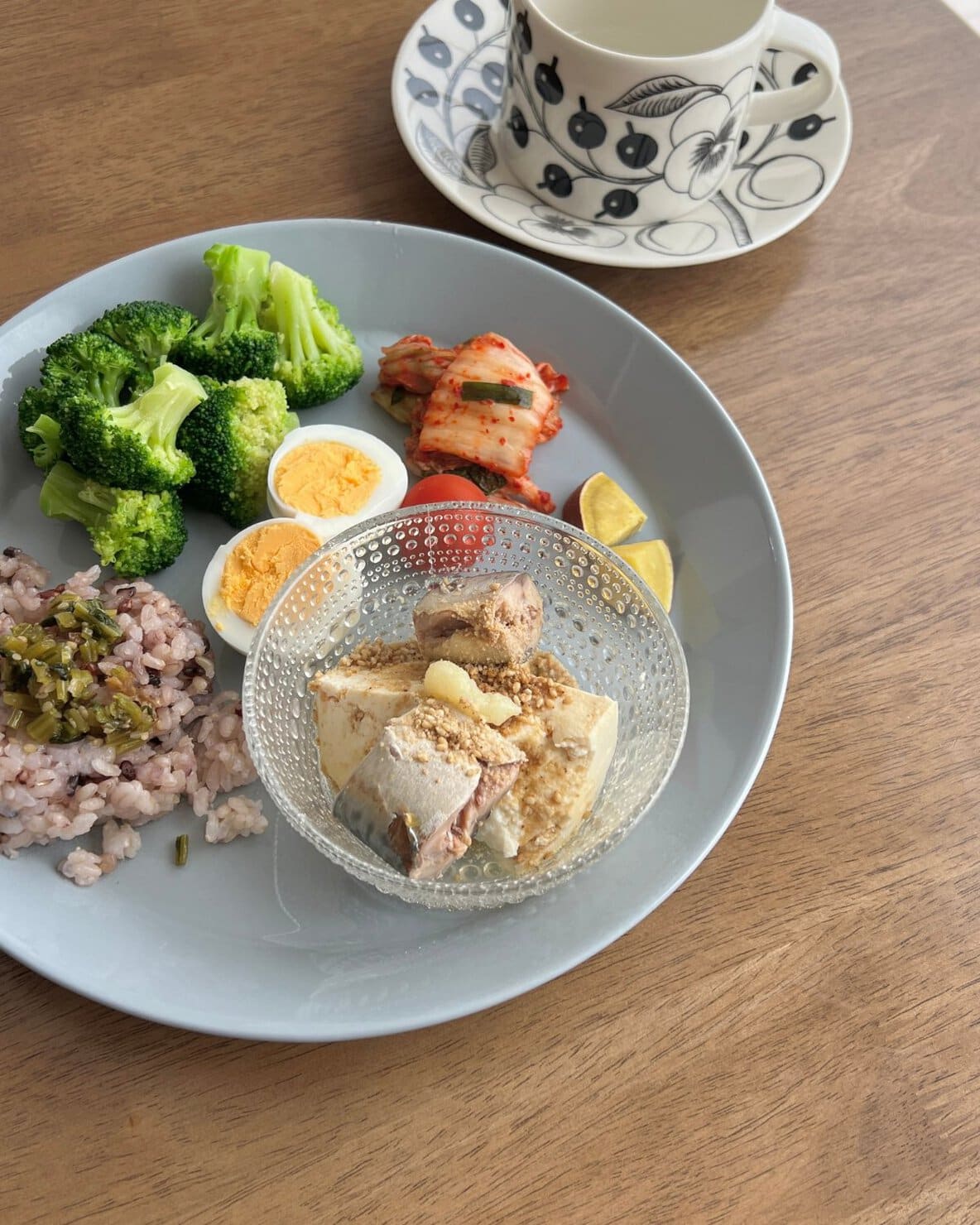 北欧食器ティーマプレートとカステヘルミに盛り付けたおうちヘルシーご飯
