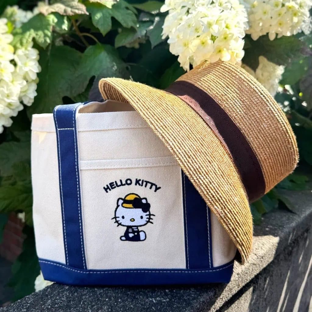 リンネル8月号付録のハローキティランチトートバッグに麦わら帽子を合わせて、紫陽花を背景に撮影