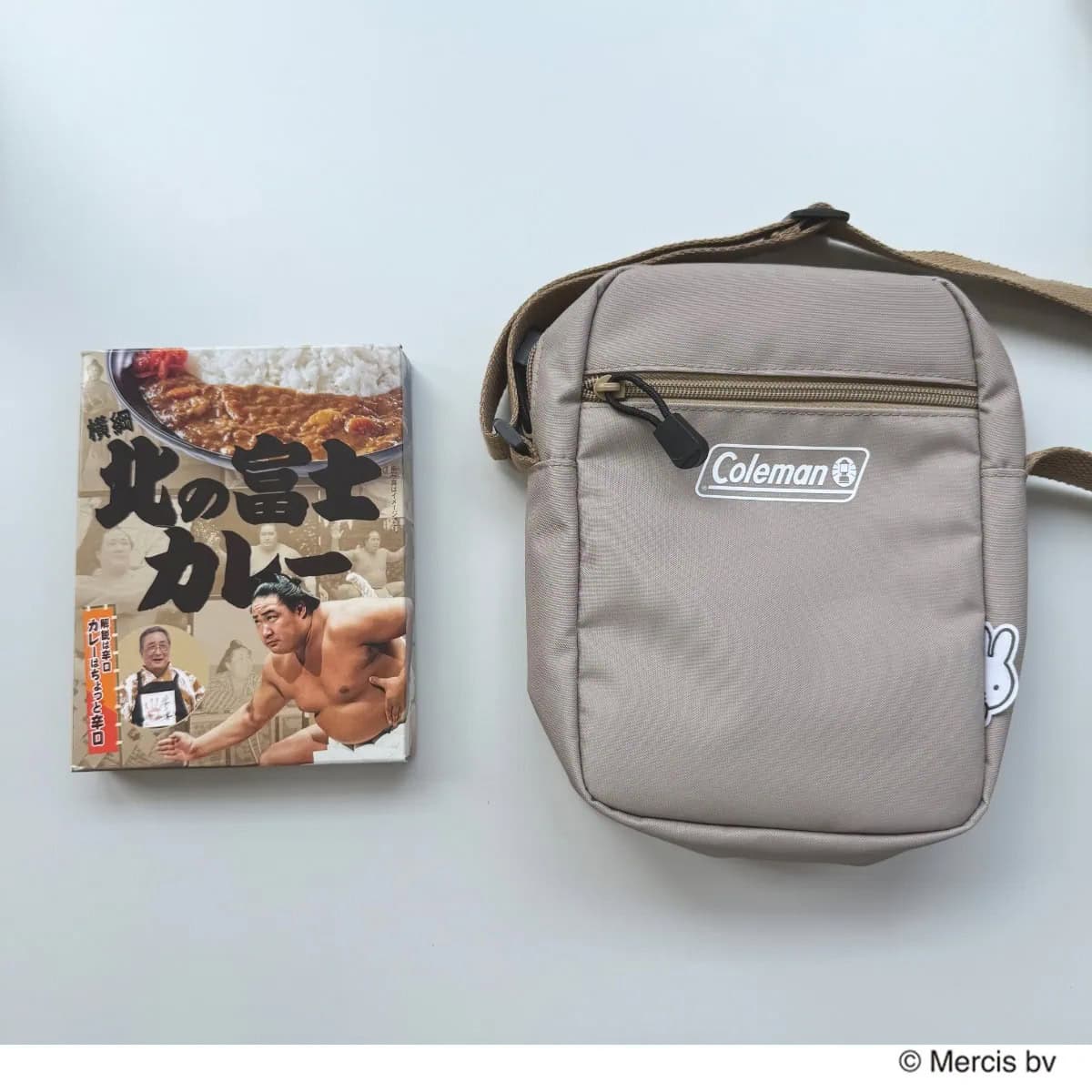 リンネル9月号付録ミッフィー×コールマンショルダーバッグとサイズ比較のレトルトカレー