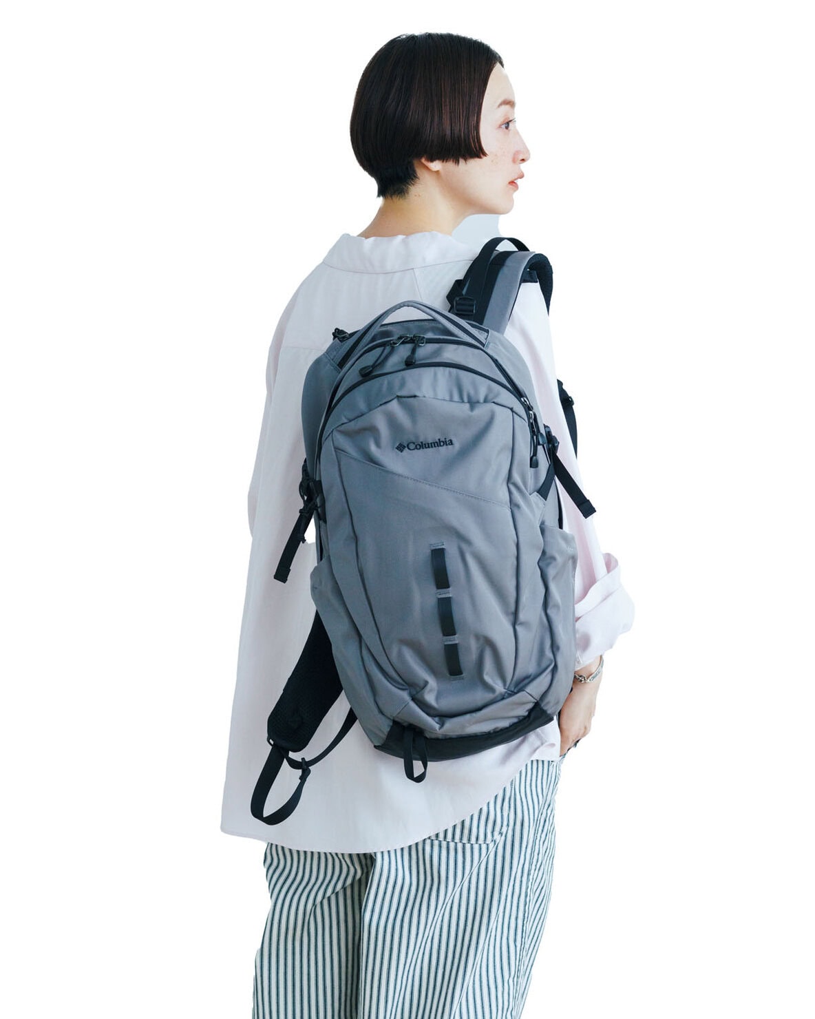 コロンビアのリュックを高山都さんが着用
