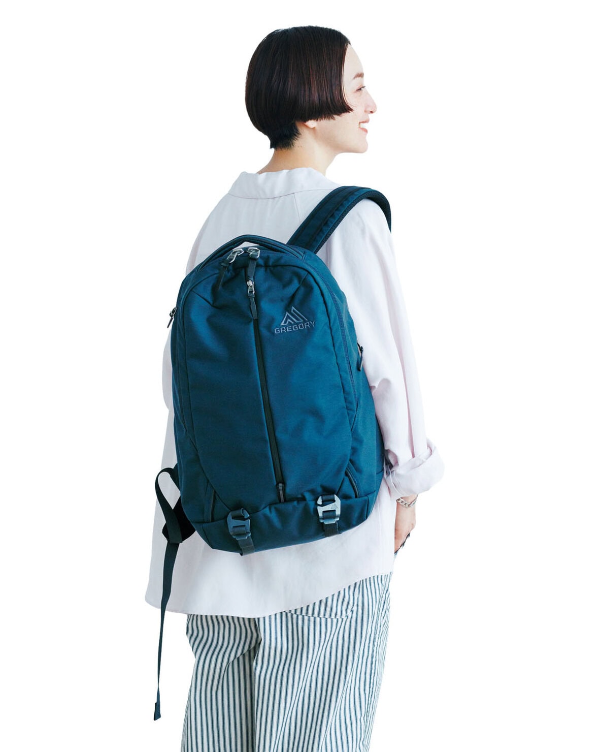 GREGORYのリュックを高山都さんが着用