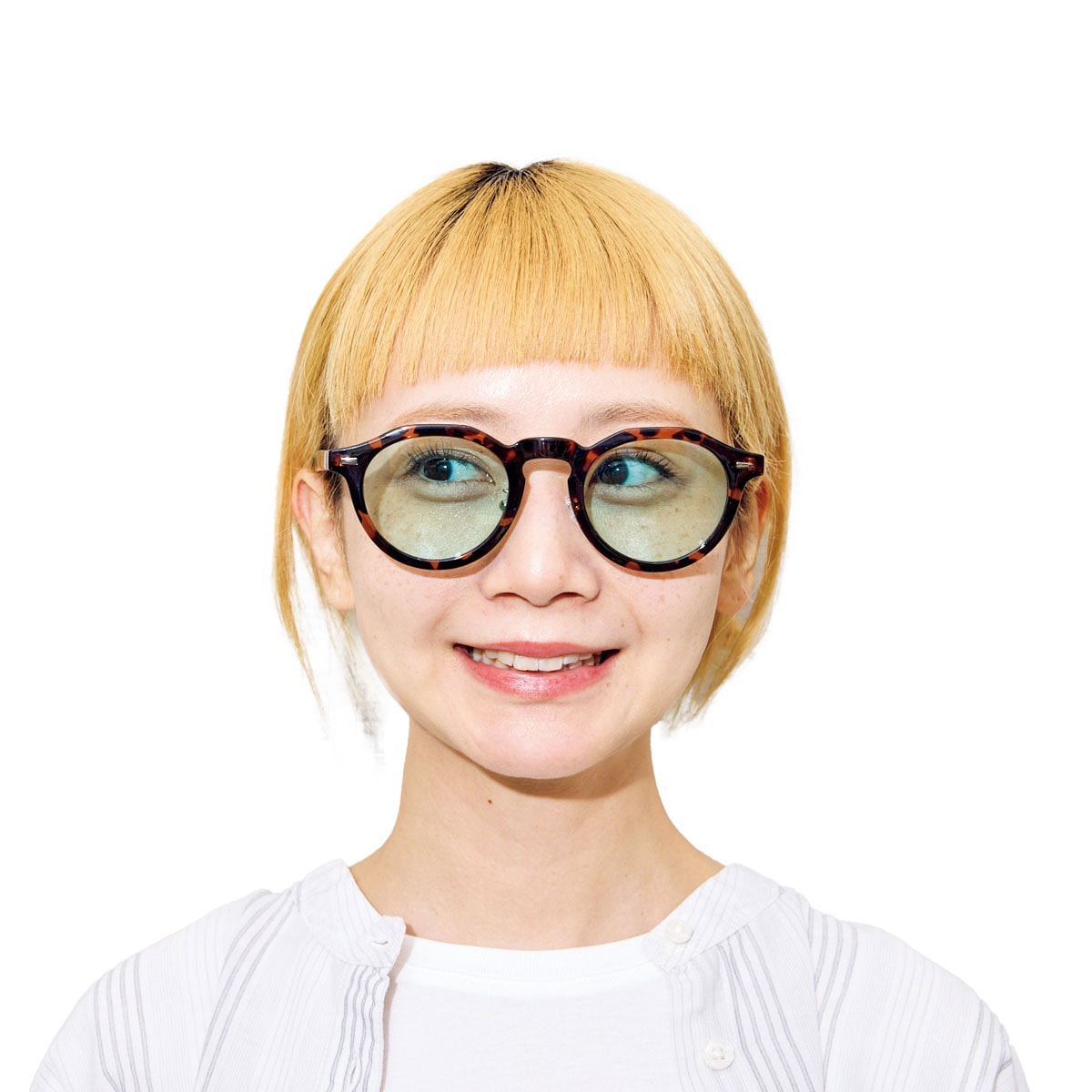 無印良品のクラウンパント型サングラスを着用の三戸なつめさん