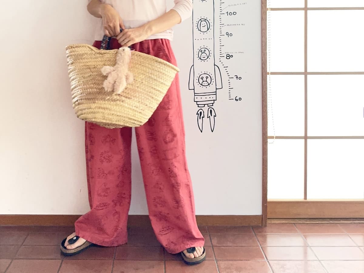 かごバッグとサンダルを合わせてマルシェスタイル