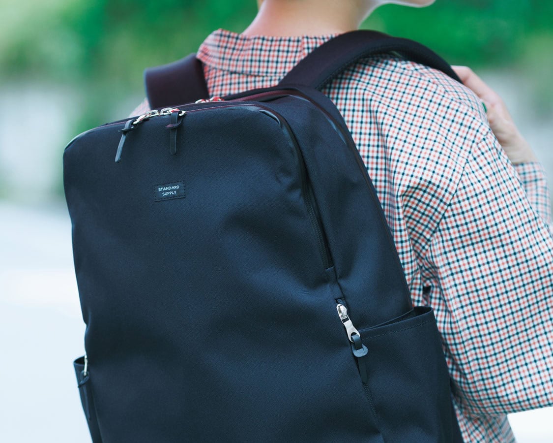 STANDARD SUPPLYの全天候型リュック。止水ジップ付きで入水を防ぐ!
