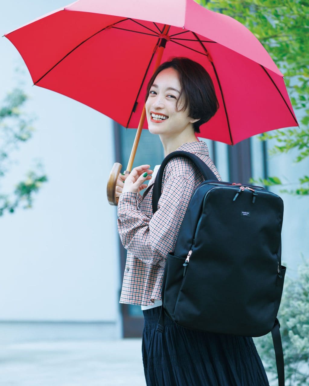 STANDARD SUPPLYの全天候型リュックを高山都さんが着用。