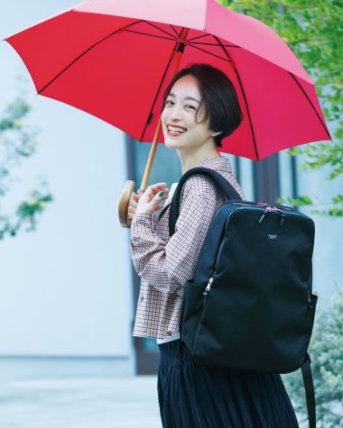 STANDARD SUPPLYの全天候型リュックを高山都さんが着用。