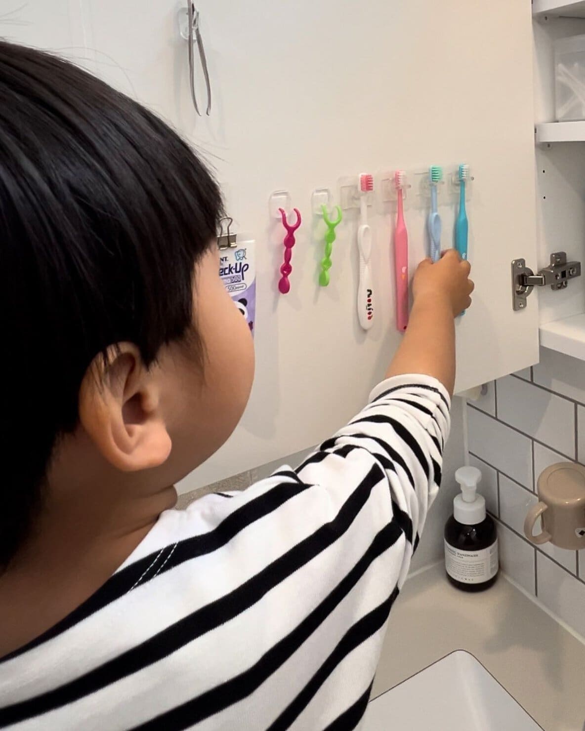 歯ブラシ収納と歯ブラシを自分で取り出して片付ける5歳の男の子
