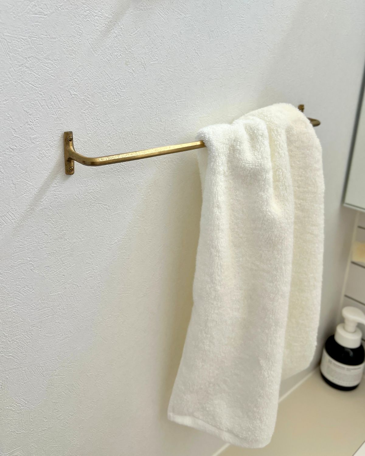 洗面所で使用中のFUTAGAMIの真鍮タオルバー