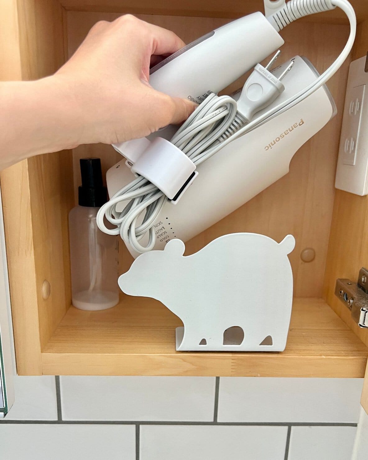 シロクマ型のブックスタンドで固定したドライヤー収納