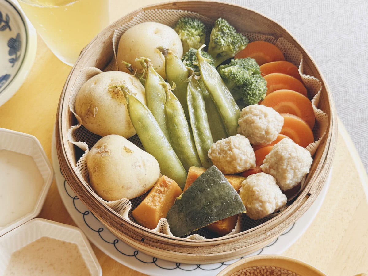 せいろでじゃがいもとえんどう豆を蒸しました。 じゃがいもは皮付きのままで。ホクホクになっておいしいです。 バターや塩をつけていただくのがおいしい◎