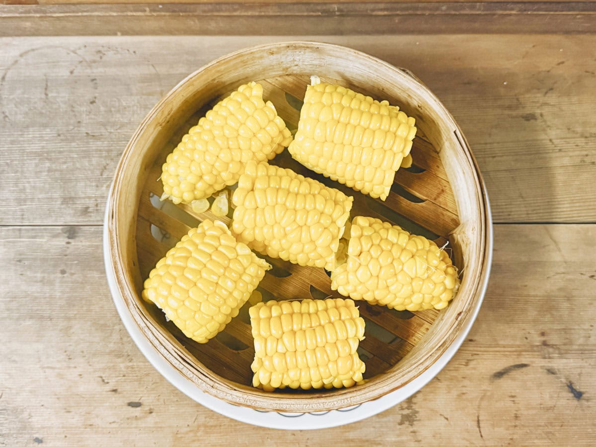 蒸篭で蒸したとうもろこし。 粒がぷりぷりになっておいしい。