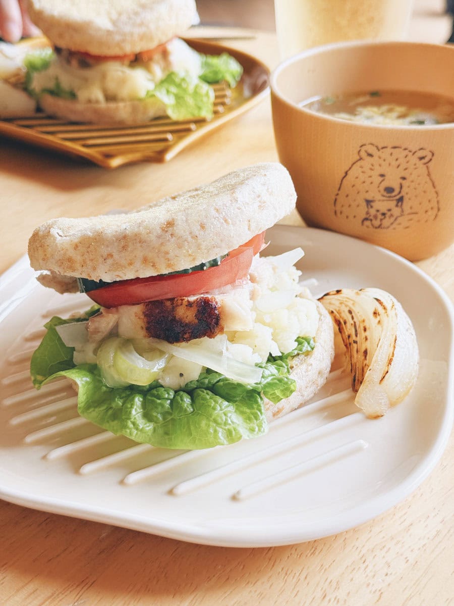 せいろで蒸した鶏もも肉をはさんだイングリッシュマフィンサンド