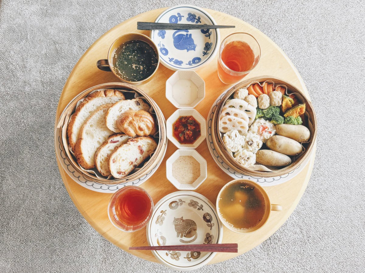 蒸篭蒸し料理の食卓。 作ったシュウマイと野菜、ハードパンを蒸しました。 家族みんなで蒸篭ごはんを楽しんでいます。
