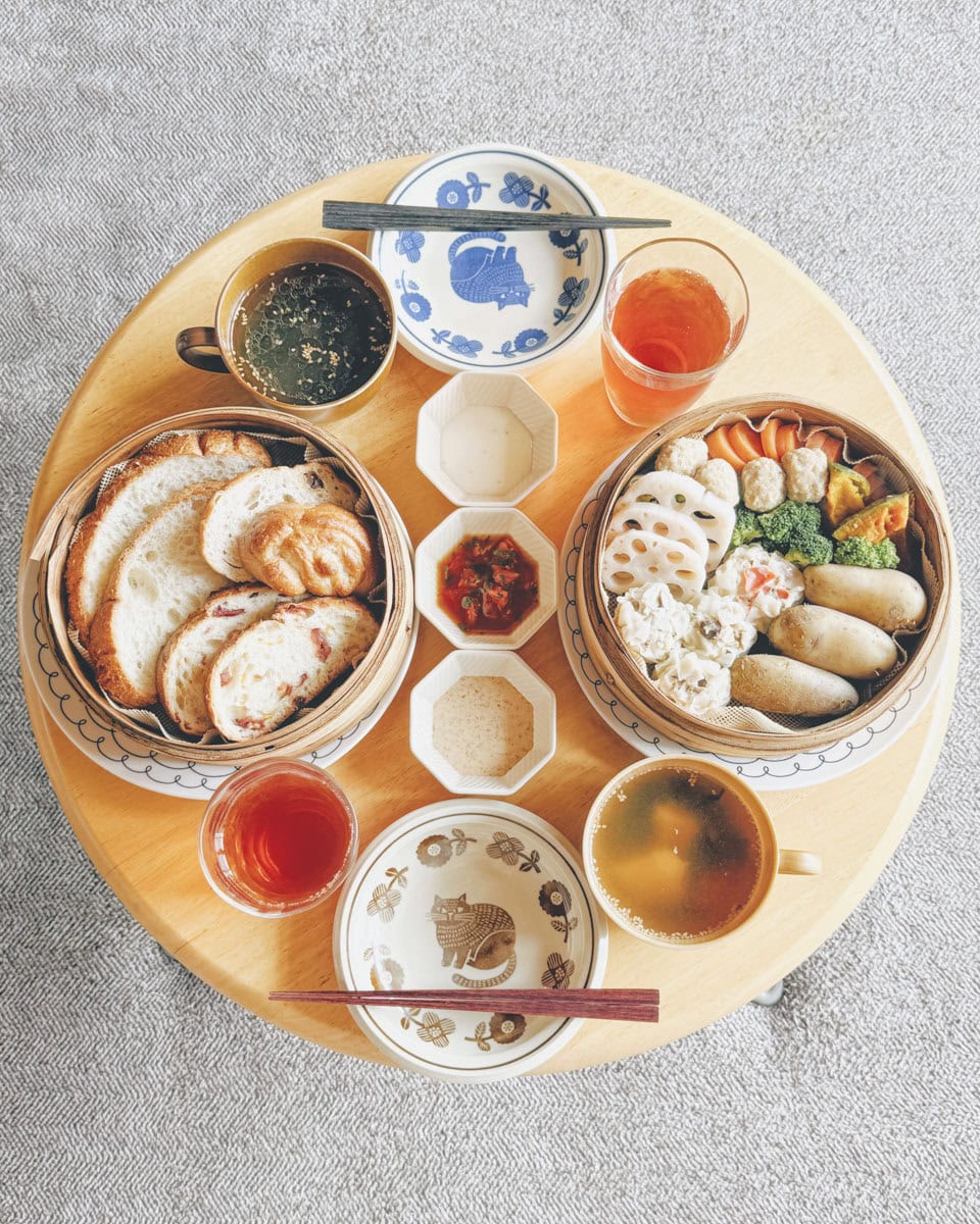 蒸篭蒸し料理の食卓。 野菜とシュウマイ、ハードパンを蒸しました。 蒸す際に使ったお湯はスープに使っています。