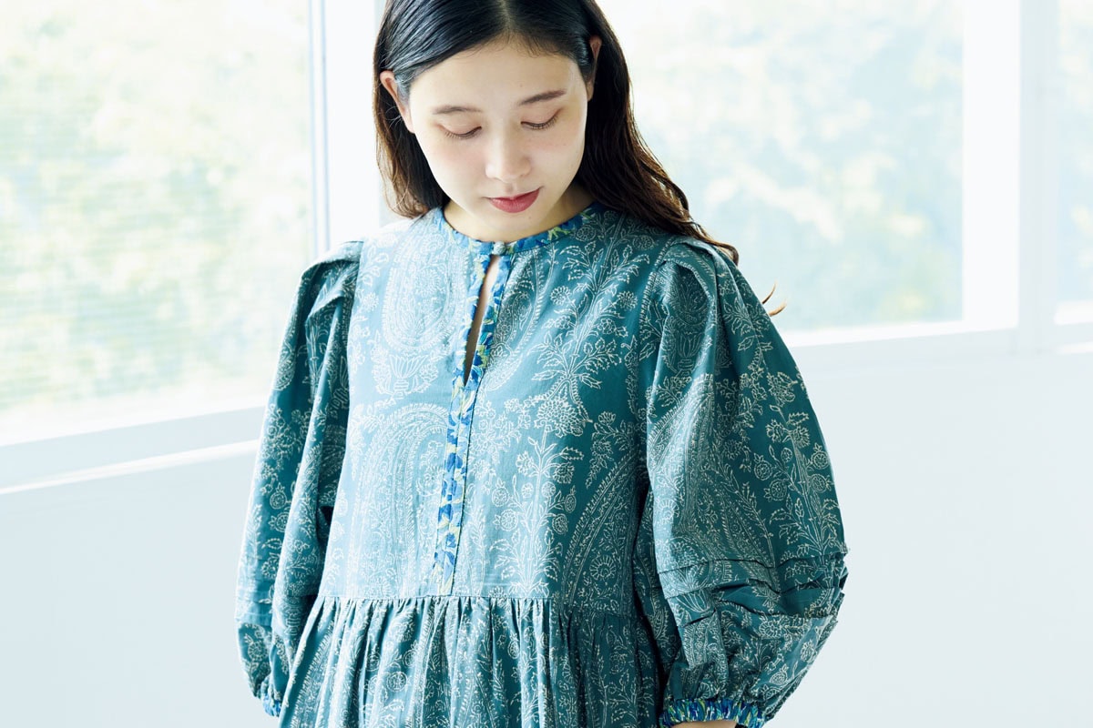 前田エマさんの私服スナップ。スワハのワンピースを着用。インドの職人によるハンドブロックプリントや、パイピングまで柄が施され、ギャザー入りの袖も印象的。