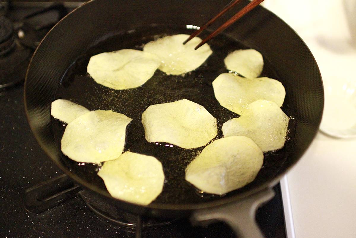 手作りポテトチップスの作り方 フライパンに油を多めに入れて中火で熱し、じゃがいもが重ならないように入れる