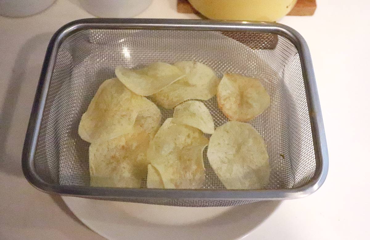 揚げたてが最高!手作りポテトチップス