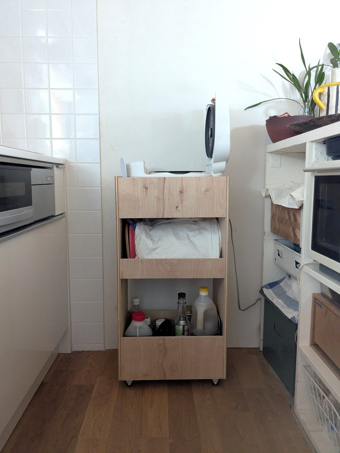 キッチンワゴンに置いた炊飯器の蓋を開けている図