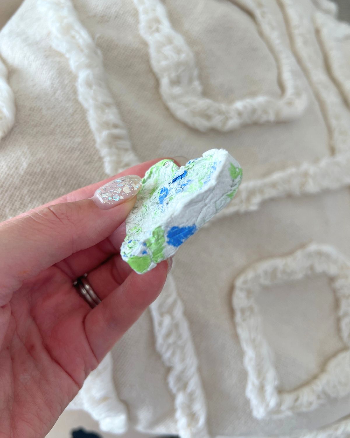 トイレットペーパー、ティッシュペーパー、折り紙などを水で溶かしたり柔らかくして、クッキー型で型を抜いて作ったハートのモチーフを横から見た図