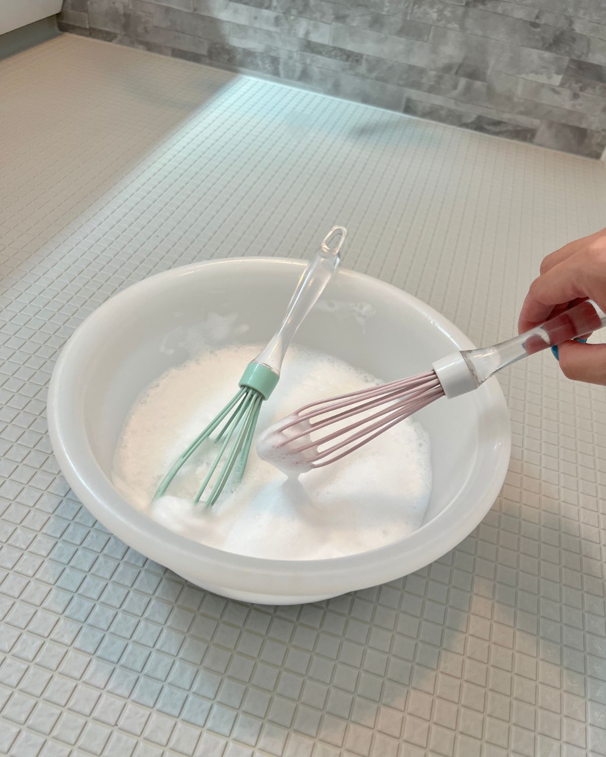 子どもの水遊び・泡遊び用に用意した、洗面器と泡立て器と石鹸で作った泡