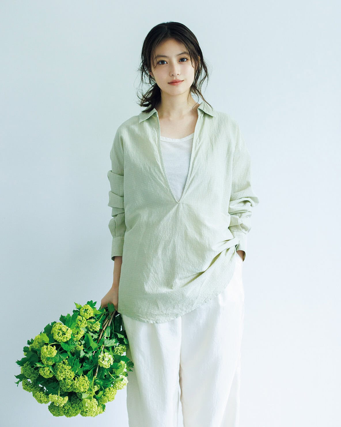 今田美桜さんの淡いグリーンのシャツを主役にしたコーディネート リンネル2026年9月号表紙インタビュー