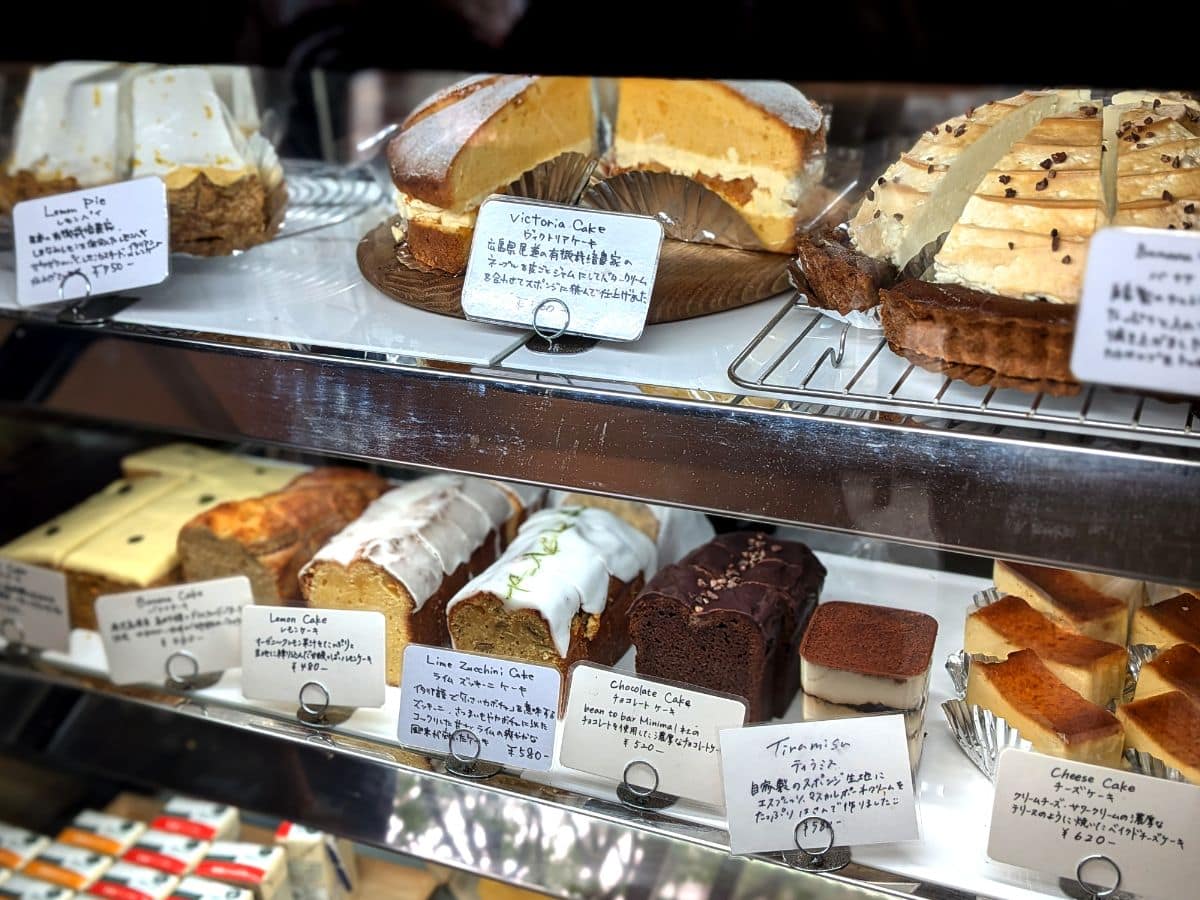 東京・目黒のtaik bake & coffee タイク ベイク&コーヒーのショーケース。パウンドケーキ、チーズケーキ、ヴィクトリアケーキ、ティラミスなど、どれもおいしそう