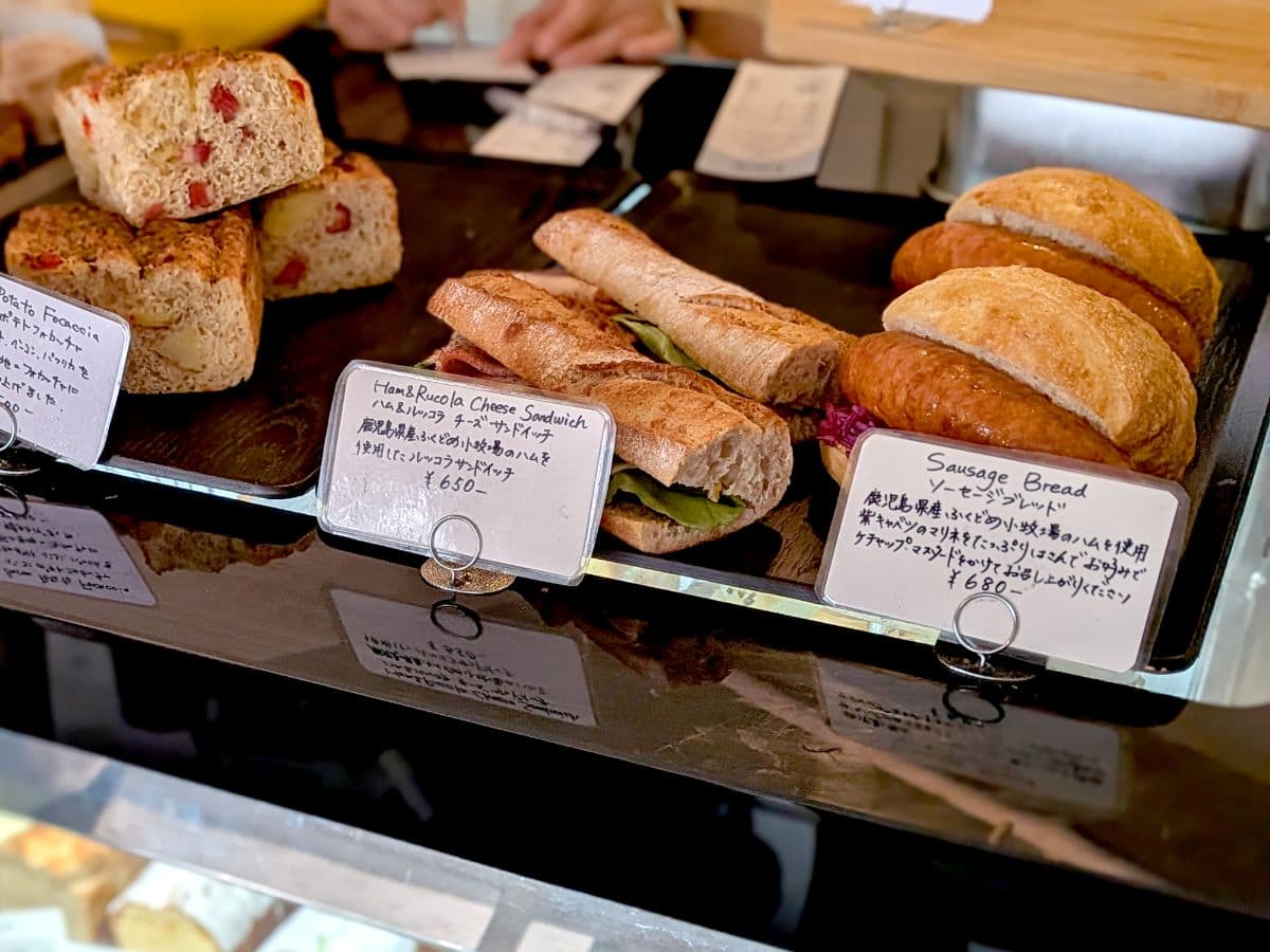 東京・目黒のtaik bake & coffee タイク ベイク&コーヒーのショーケース。チーズサンドイッチやソーセージブレッド、フォカッチャなど、食事メニューも充実