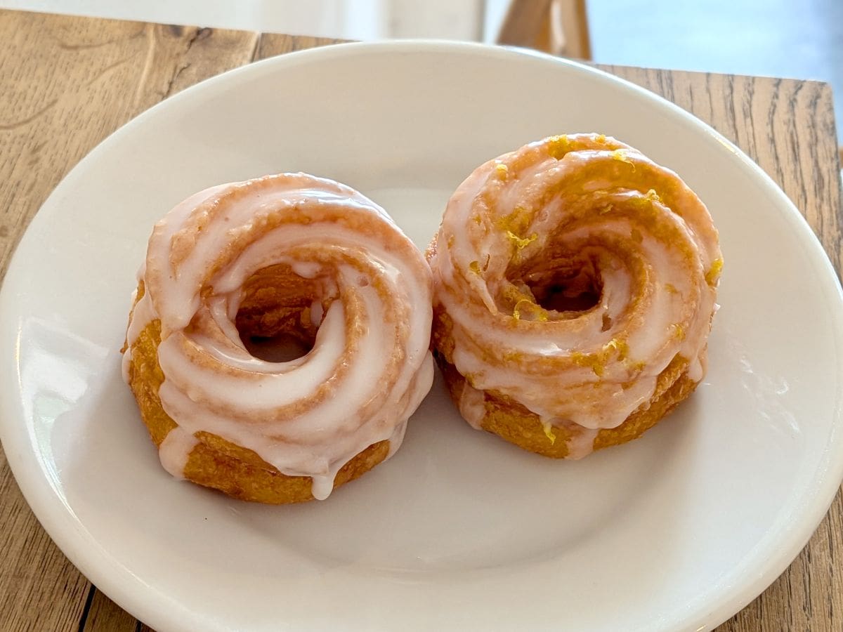 東京・目黒のtaik bake & coffee タイク ベイク&コーヒーで開催された長野県のナグモドーナツのポップアップ。揚げたてフレンチクルーラー、ラムとレモン