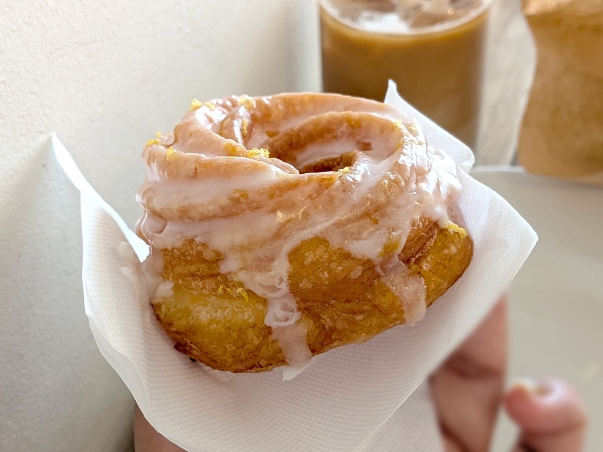 東京・目黒のtaik bake & coffee タイク ベイク&コーヒーで開催された長野県のナグモドーナツのポップアップ。揚げたてフレンチクルーラー レモン