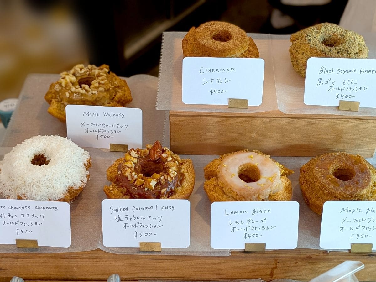 東京・目黒のtaik bake & coffee タイク ベイク&コーヒーで開催された長野県のナグモドーナツのポップアップ。定番メニューのオールドファッションが並ぶ