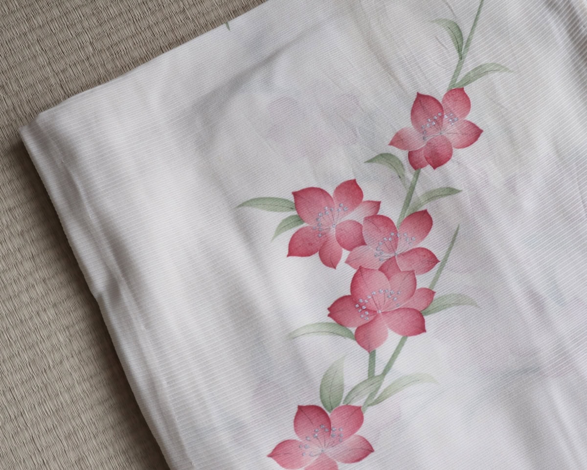 生成りに花柄の絽の着物