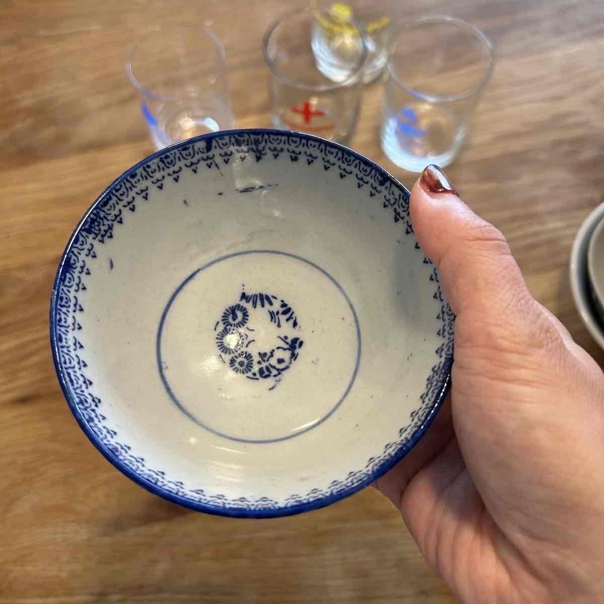 日本の古い茶碗(上から絵柄を見た写真)