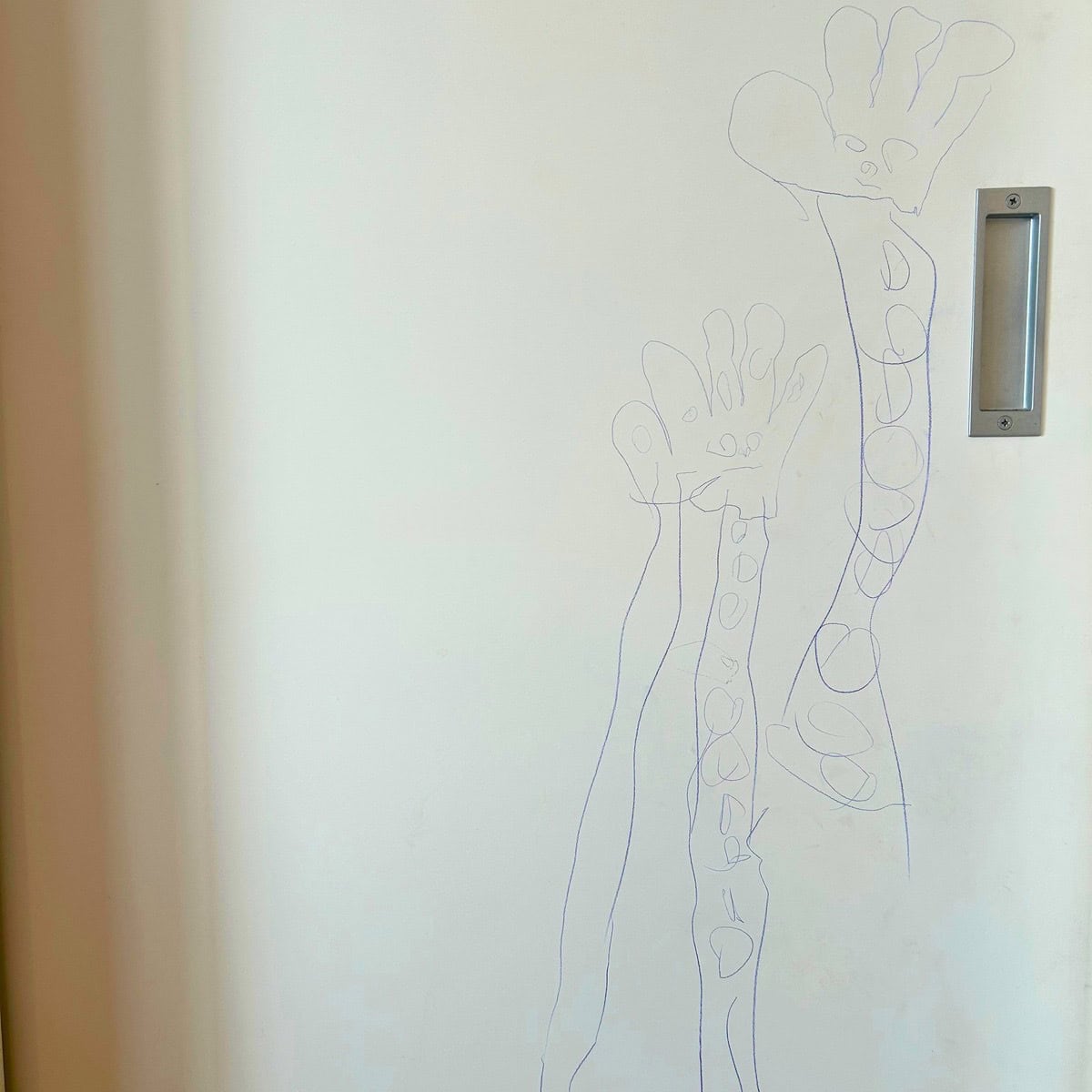 引き戸に子どもが描いた落書き