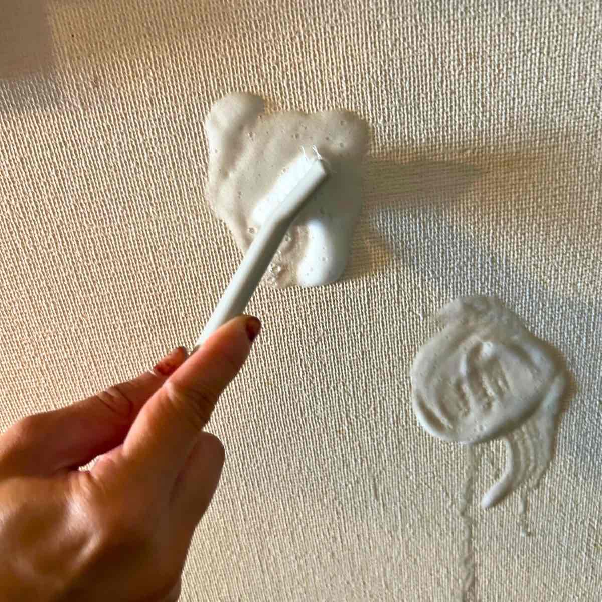 ブラシで壁紙の汚れを落とすところ