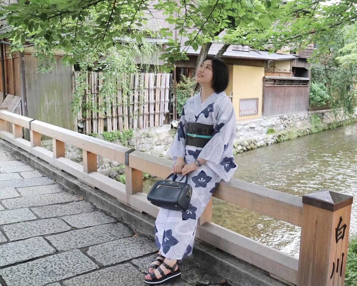 白地の浴衣にグレーの帯の着姿