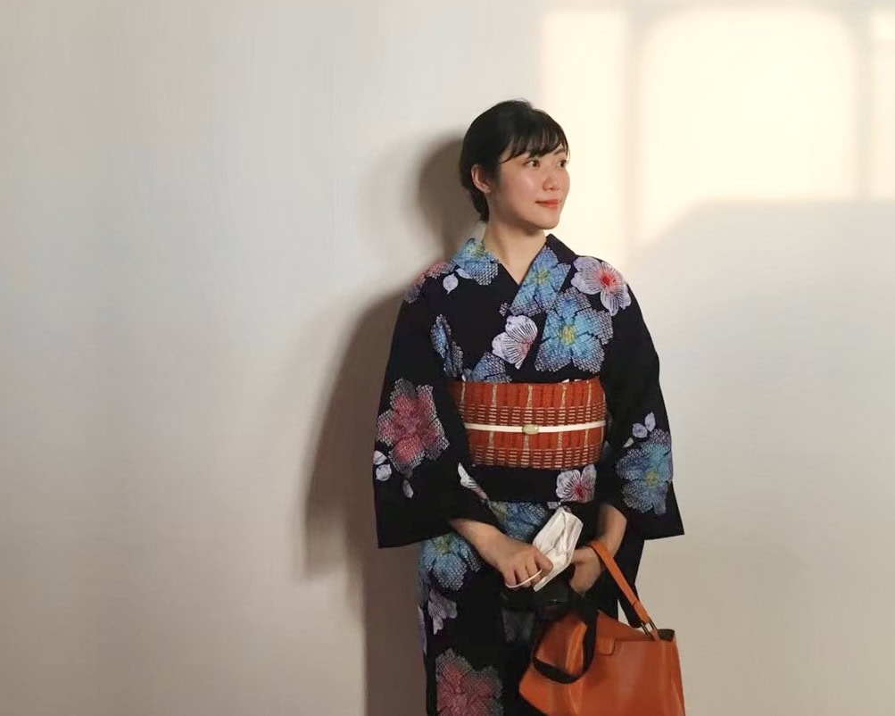 紺の浴衣に朱色の帯の着姿