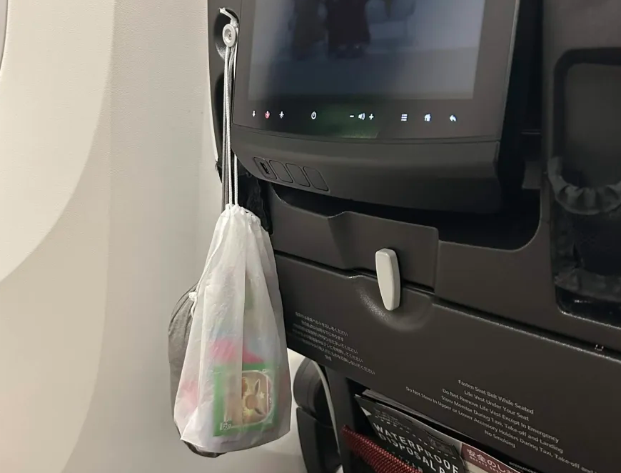 フライト中の娘のお楽しみ用に持ってきたお菓子袋