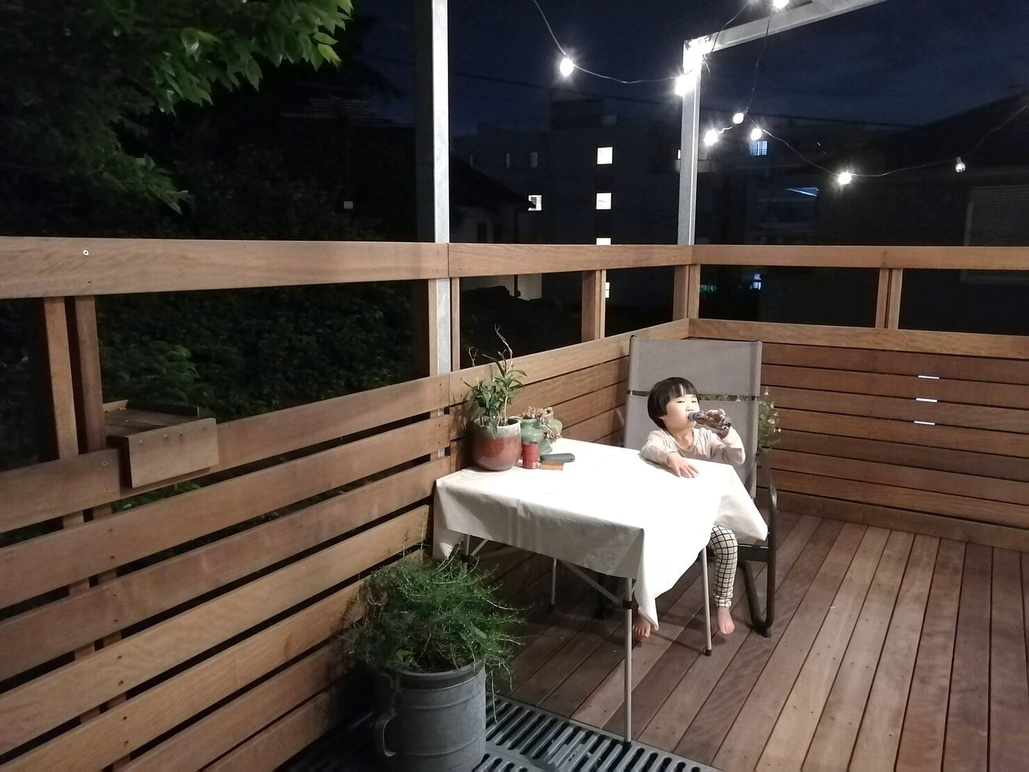 夜のバルコニー
