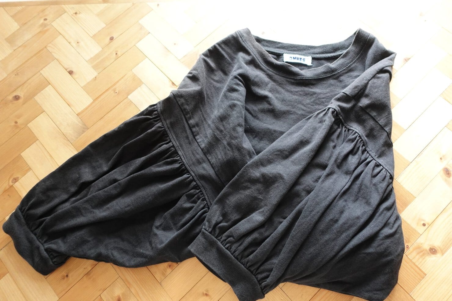 「オムネス」のコットンバルーンTシャツ