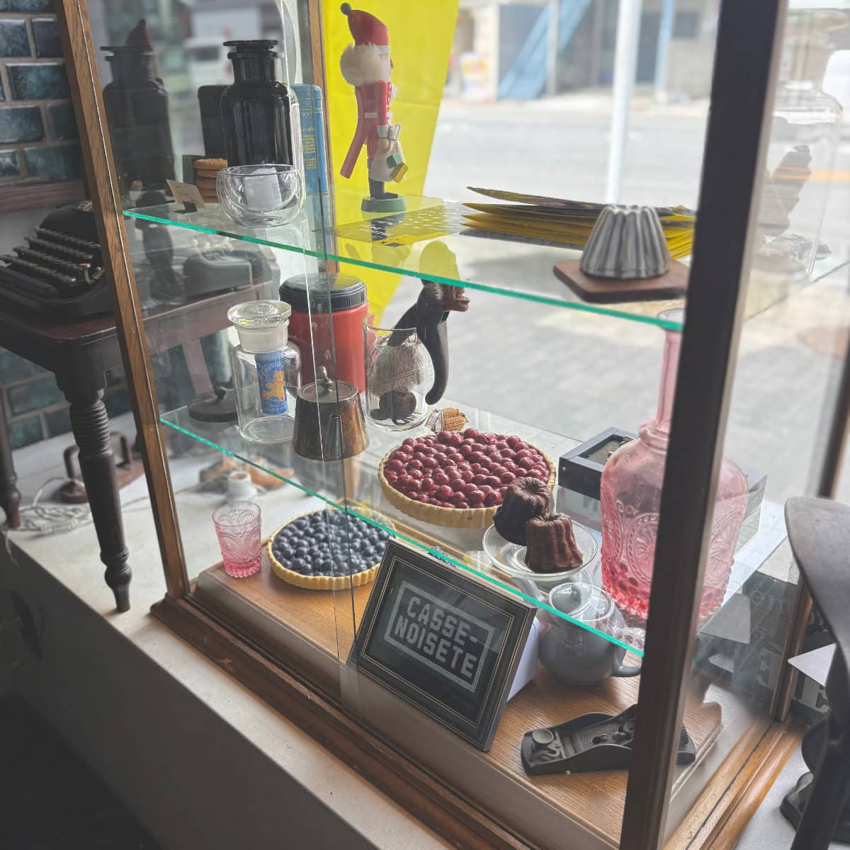 京都casse-noisette(カスノワゼット)、フランスのアンティークを集めた店内