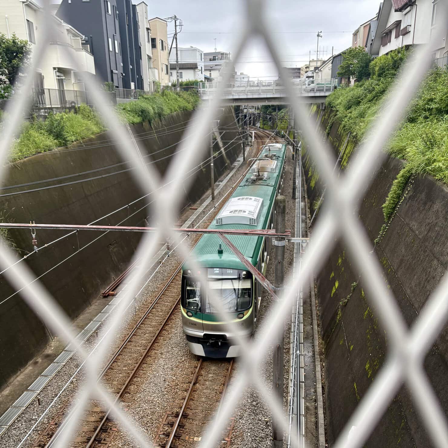 東急池上線の線路を走る電車