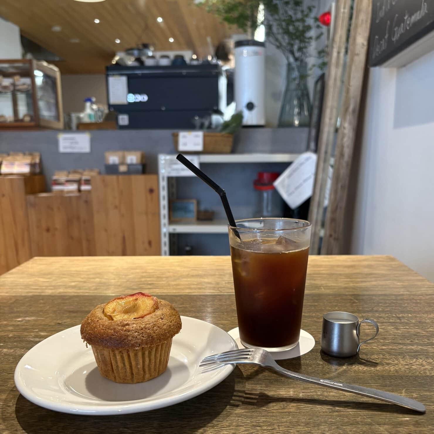 東急池上線・洗足池駅のカフェ「cafe634」のプラムマフィンとアイスコーヒー