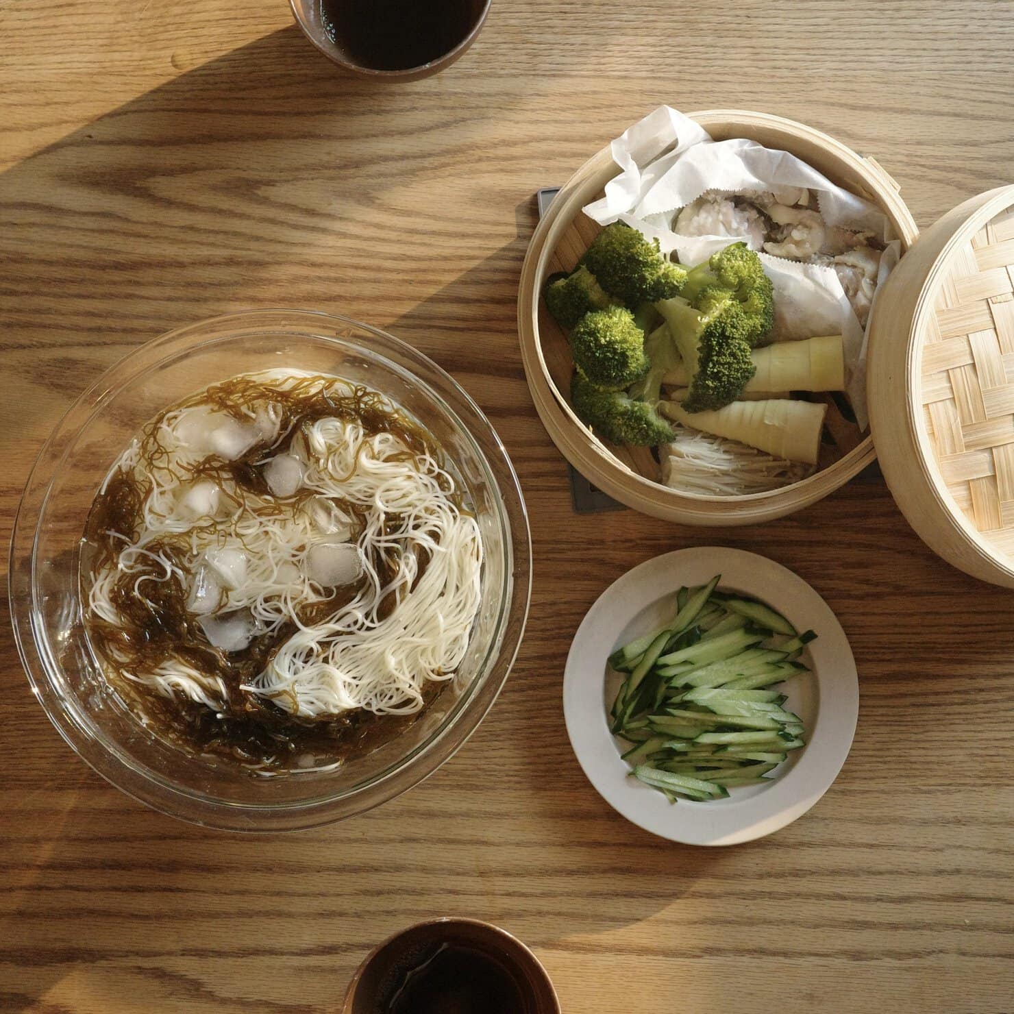 もずく入り素麺、蒸篭に蒸し鳥、ブロッコリー、きゅうりの千切り