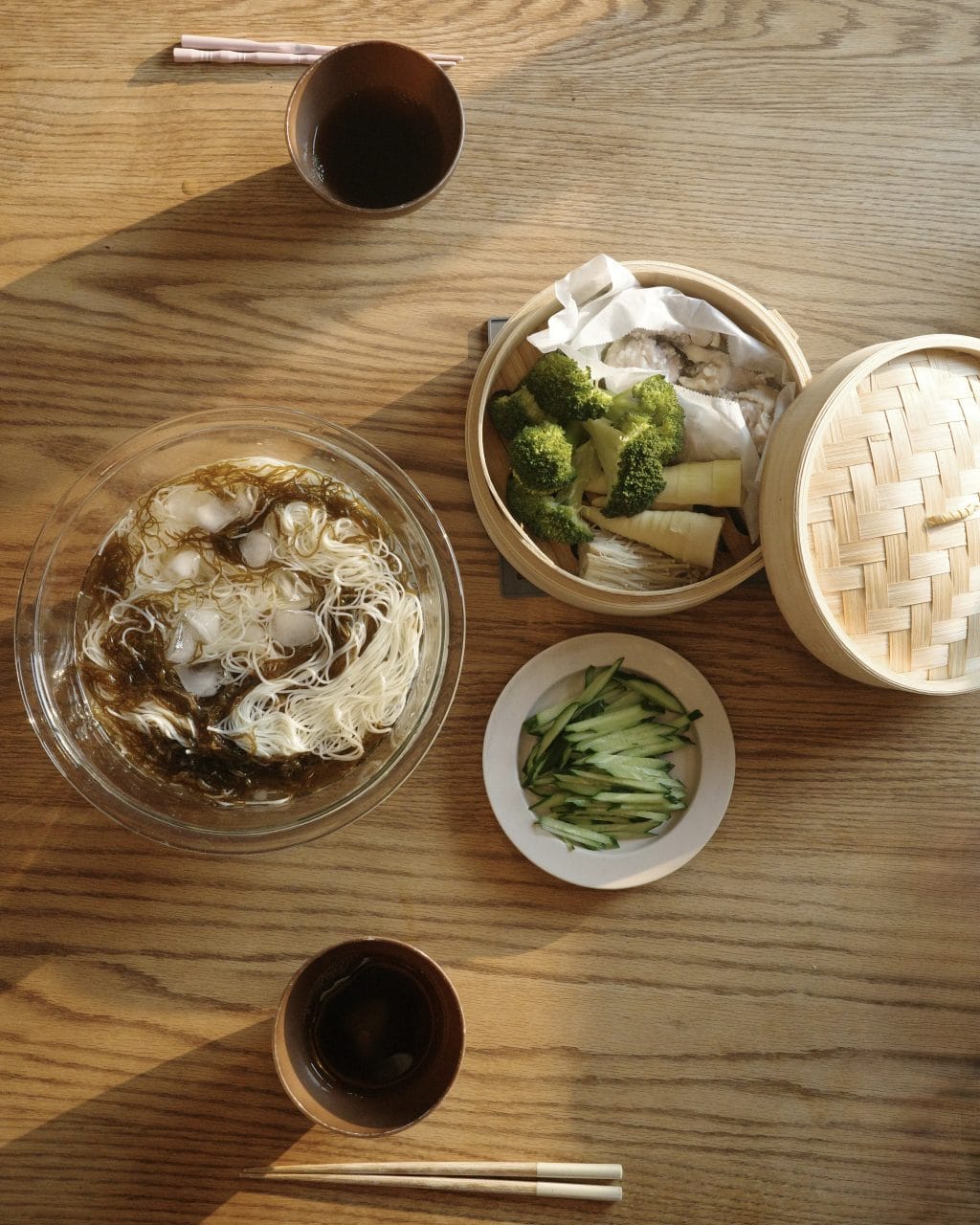 もずく入り素麺.蒸篭の中に蒸し鶏.野菜