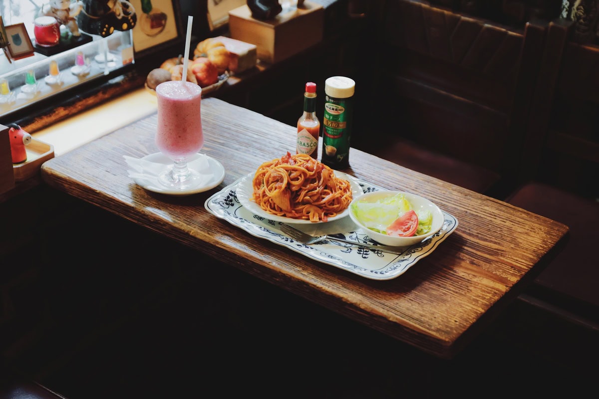 東京・神保町の喫茶店「さぼうる・さぼうる2」の生いちごジュースとナポリタン
