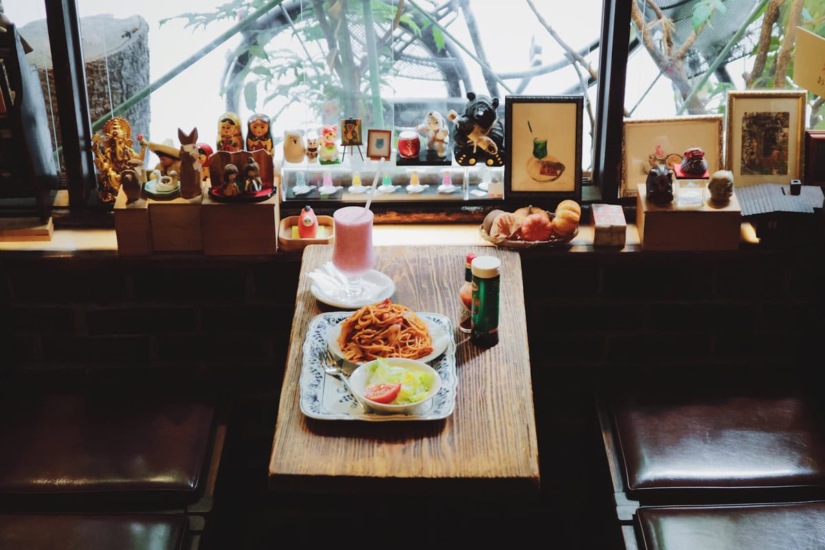 東京・神保町の喫茶店「さぼうる・さぼうる2」の生いちごジュースとナポリタン