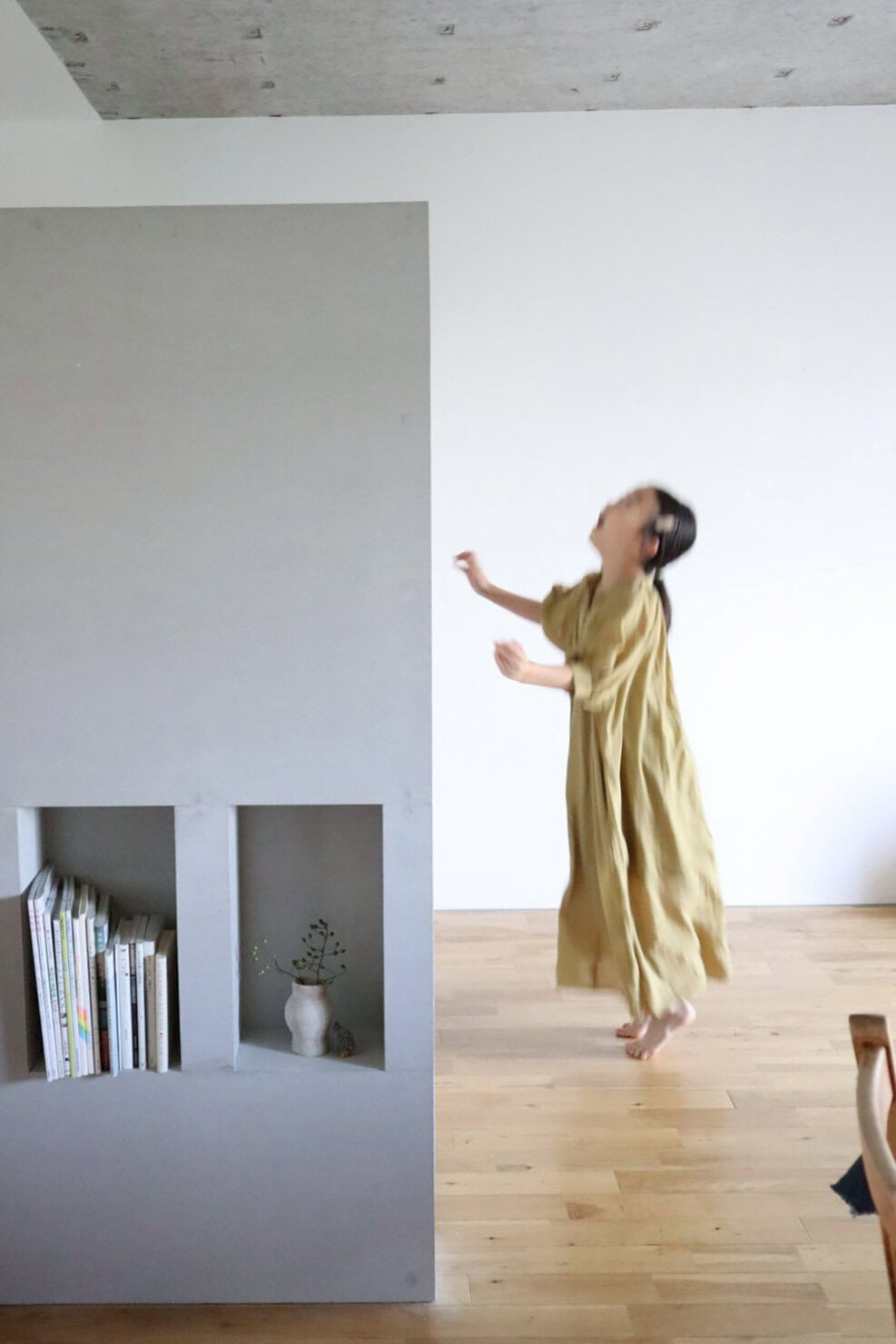 築40年の集合住宅にロフトベッドをオーダーメイドとDIYで制作し、完成に喜ぶ娘